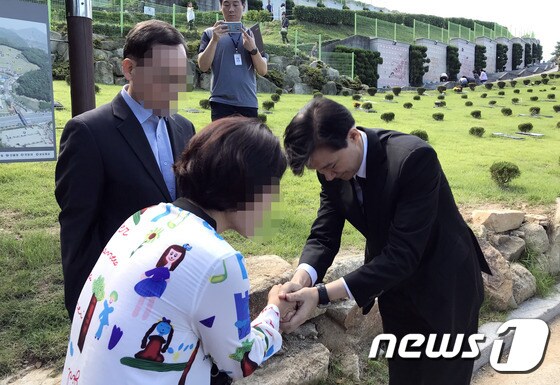 조국 법무부장관이 14일 부산추모공원에 안치된 故 김홍영 전 검사 묘소를 방문해 김 전 검사의 유가족과 만나 인사를 나누고 있다. 2019.09.14/뉴스1 © News1 박세진 기자