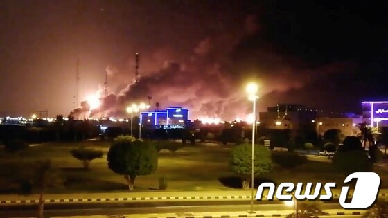 14일(현지시간) 사우디아라비아 아프케이에 있는 아람코 공장에서 화재가 발생해 연기가 피어오르고 있다. © 로이터=뉴스1