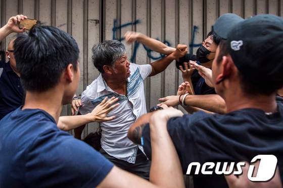 14일 홍콩에서 친중시위대와 반중시위대가 충돌하고 있다. © AFP=뉴스1