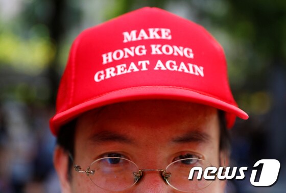 '홍콩을 다시 위대하게' 모자를 쓴 청년 © 로이터=뉴스1