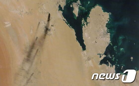 14일(현지시간) 사우디아라비아 아브카이크에 있는 국영석유회사 아람코의 주요 석유시설과 유전이 친이란계인 예멘 후티 반군의 드론 공격으로 화재가 발생한 모습이 NASA 위성사진에 보인다. © AFP=뉴스1