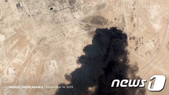 14일(현지시간) 사우디아라비아 아브카이크에 위치한 국영석유회사 아람코의 주요 석유시설과 유전이 친이란계인 예멘 후티 반군의 드론 공격을 받은 모습의 위성사진이 보인다. © 로이터=뉴스1