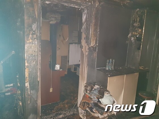 지난 11일 60대와 30대 모자의 시신이 냉장고에서 발견된 천안 쌍용동 한 아파트의 화재현장.(천안서북소방서 제공)© 뉴스1