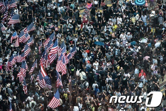 15일 홍콩 시민들이 코즈웨이베이 지역에서 행정장관 직선제 등을 요구하는 시위를 하고 있다. © AFP=뉴스1 © News1 우동명 기자