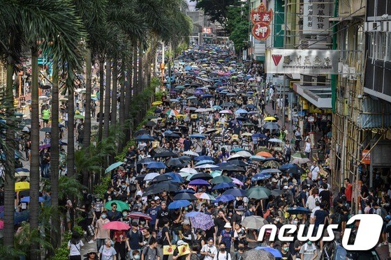 2019년 7월 15일(현지시간) 홍콩 시민들이 우산을 들고 행정장관 직선제 등을 요구하는 민주화 시위를 하던 모습. © AFP=뉴스1 © News1 우동명 기자