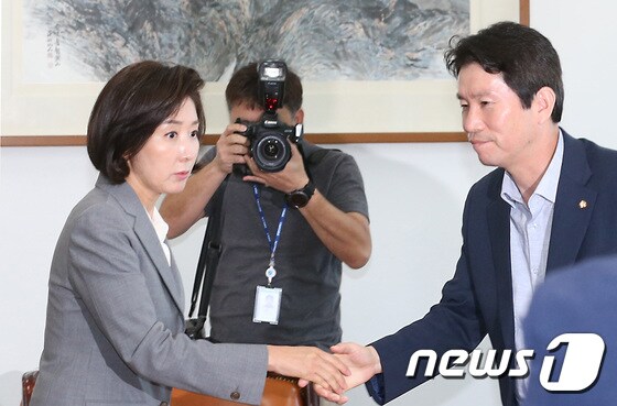 이인영 더불어민주당 원내대표(오른쪽)와 나경원 자유한국당 원내대표. 2019.9.16/뉴스1 © News1 이종덕 기자