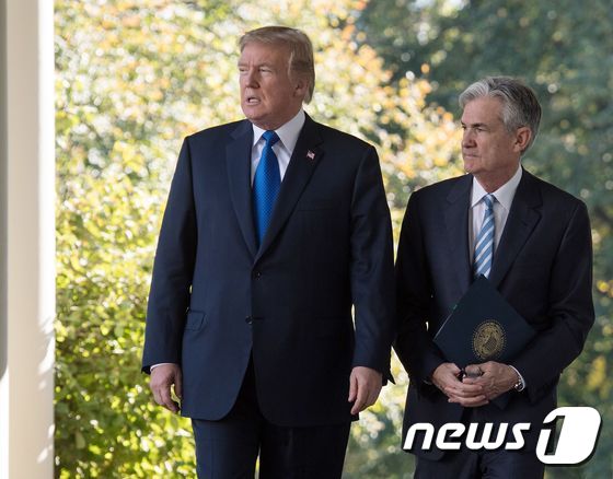 도널드 트럼프 미국 대통령(왼쪽)과 제롬 파월 연준 이사회 의장. <자료사진> © AFP=뉴스1