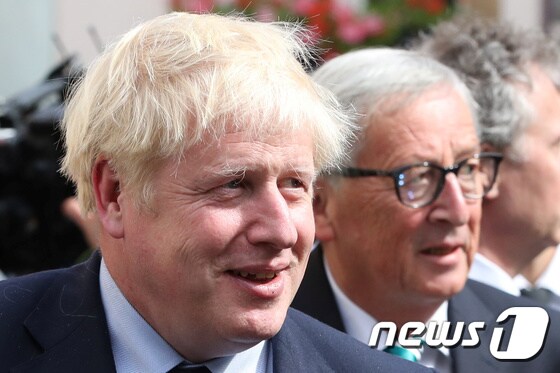 보리스 존슨 영국 총리(왼쪽)와 장클로드 융커 EU 집행위원장 © 로이터=뉴스1