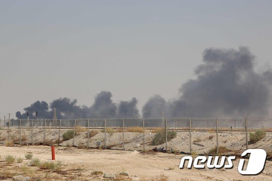 드론으로 추정되는 무기의 공격을 받은 사우디 기업 아람코 © AFP=뉴스1