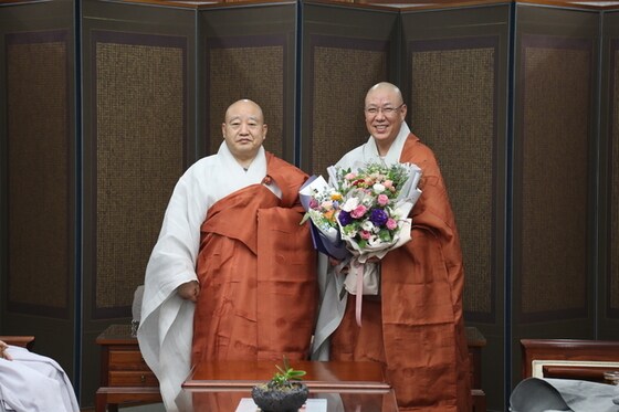 조계종 총무원장 원행스님(왼쪽)과 봉선사 주지로 임명된 초격스님.(대한불교조계종 제공)© 뉴스1
