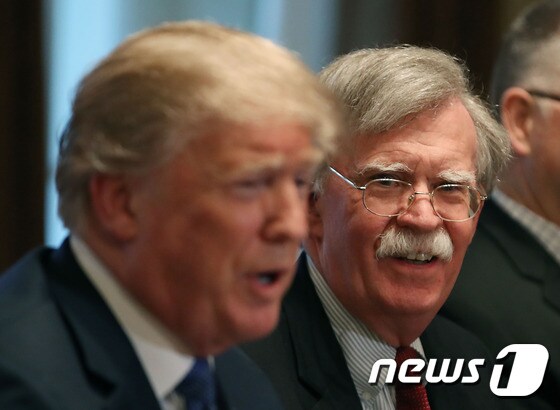 도널드 트럼프 미국 대통령(왼쪽)과 존 볼턴 전 미국 백악관 국가안전보장회의(NSC) 보좌관. © AFP=뉴스1