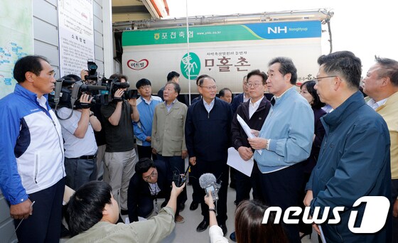 이낙연 총리와 이재명 지사, 김현수 장관이 포천시 거점세척 소독시설을 찾아 현황 보고를 받고 있다. 안은나 기자