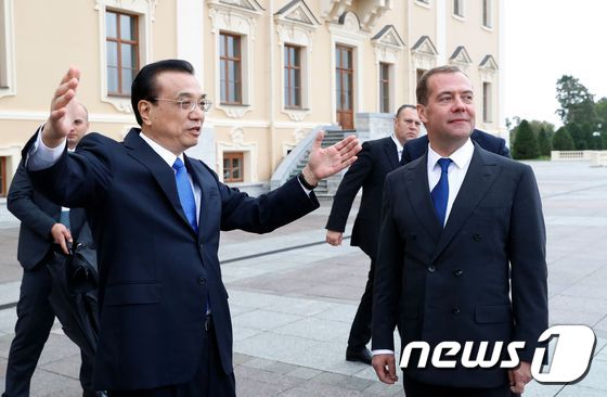 [사진] 상트페테르부르크서 만난 러시아-중국 총리