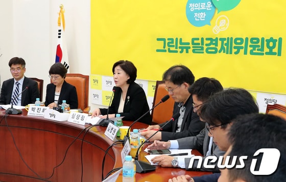 심상정 정의당 대표(왼쪽 세번째)가 18일 서울 여의도 국회에서 열린 그린뉴딜경제위원회 발족식에서 발언하고 있다. 2019.9.18/뉴스1 © News1 이종덕 기자