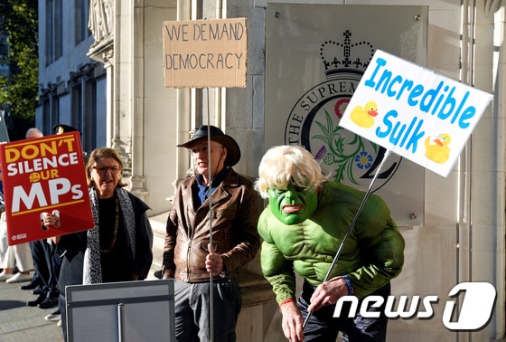 보리스 존슨 총리의 의회 정회 결정에 반대하는 영국 시민들이 17일(현지시간) 대법원 앞에서 피켓을 들고 시위하고 있다. © 로이터=뉴스1