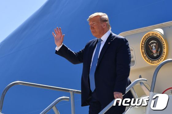 도널드 트럼프 미국 대통령이 18일(현지시간) 샌디에고 공항에 도착한 전용기에서 내리며 손을 흔들고 있다.  © AFP=뉴스1