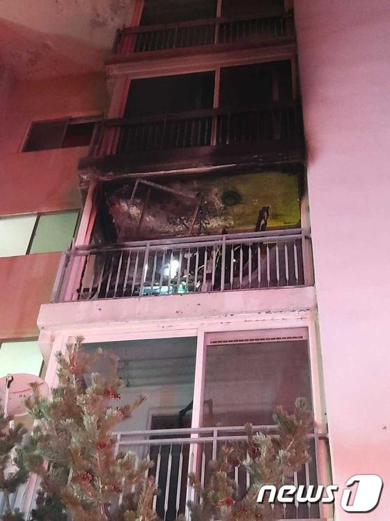 강원도 춘천시 효자동의 한 아파트 4층 베란다에서 불이나 주민 9명이 긴급대피했다.(강원도소방본부 제공) 2019.9.19 © 뉴스1