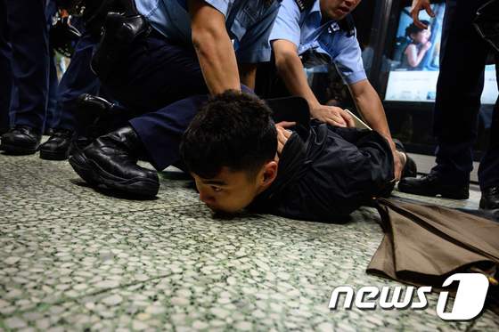 송환법 철폐를 요구하는 홍콩 시위대가 지하철역에서 경찰에게 체포되고 있다. © AFP=뉴스1 © News1 우동명 기자