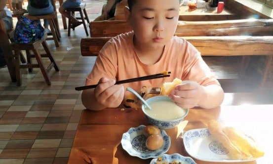 체중을 불리기 위해 매일 5끼를 먹은 류즈환군 - 웨이보 갈무리