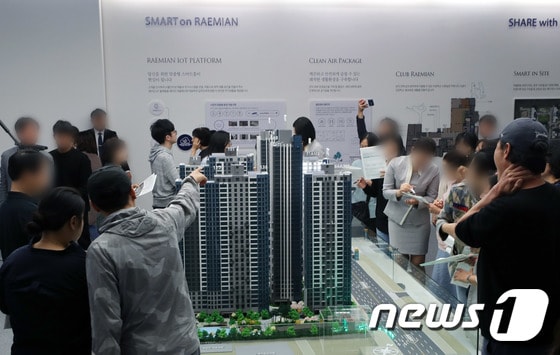 지난 20일 분양한 서울 강남구 삼성동 '래미안 라클래시'의 모델하우스를 찾은 예비청약자들이 모형주택을 살펴보고 있다. © News1 이동해 기자