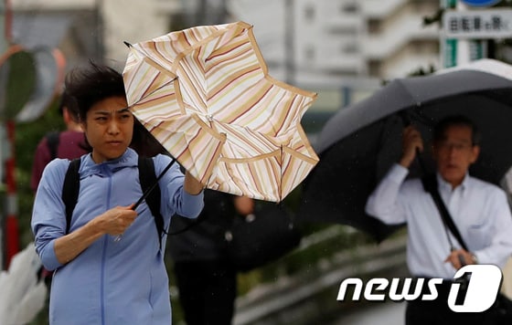 제15호 태풍 '파사이'가 일본 수도권 일대를 강타한 지난 9일 도쿄 시민의 우산이 강풍에 뒤집혀 있다. © 로이터=뉴스1