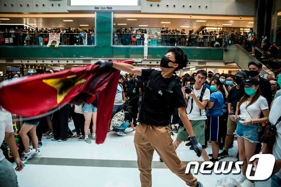 쇼핑몰서 반정부 시위를 벌이는 홍콩 시위대. © AFP=뉴스1