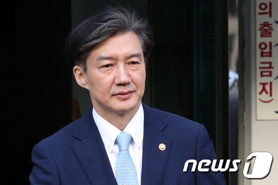 조국 법무부 장관이 23일 오전 서울 서초구 방배동 자택을 나서고 있다.  News1 황기선 기자