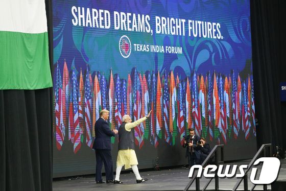 미국 텍사스주 휴스턴에서 열린 행사에 참석한 도널드 트럼프 미국 대통령(왼쪽)과 나렌드라 모디 인도 총리.© AFP=뉴스1
