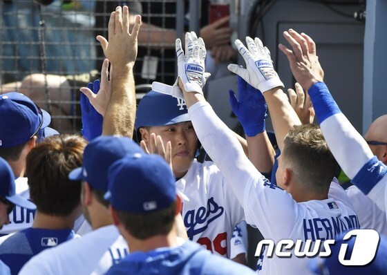 류현진(32·LA 다저스)이 홈런을 치고 더그아웃으로 돌아오자 팀 동료들이 기뻐하고 있다. © AFP=뉴스1