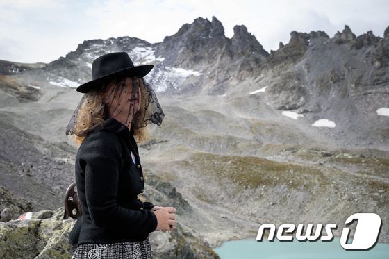 스위스에서 열린 피졸 빙하 장례식에 참석한 한 여성. © AFP=뉴스1