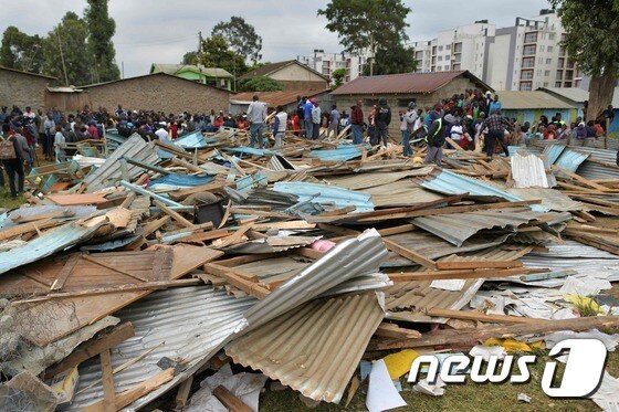 23일(현지시간) 케냐 수도 나이로비의 학교 건물 붕괴사고 현장. © AFP=뉴스1