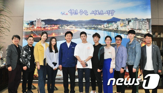  울산큰애기' 미니드라마에 출연한 배우들과 기념활영 모습@ 뉴스1