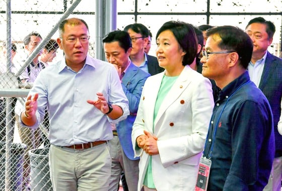 박영선 중소벤처기업부 장관(가운데)과 정의선 현대자동차그룹 회장(왼쪽) © 뉴스1