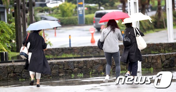 제주국제공항에서 사람들이 우산을 쓰고 걸어가고 있다.2019.9.27/뉴스1 © News1 오현지 기자