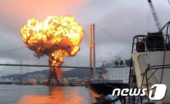 28일 오전 11시께 울산 염포부두에서 정박 대기중이던 대형 선박에 불이 나 연기가 피어오르고 있다.(독자 제공)/뉴스1