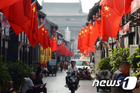 중국인들이 10월 1일 국경절을 맞아 국기인 오성홍기를 걸었다. © AFP=뉴스1 © News1 박형기 기자