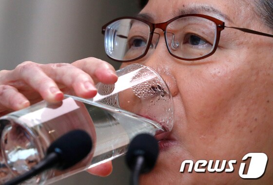 람 행정장관이 3일 주례 기자회견을 하면서 물을 마시고 있다.  © 로이터=뉴스1 © News1 