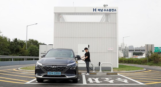 현대자동차가 한국도로공사와 함께 진행하는 ‘고속도로 수소충전소’의 여덟 번째 수소충전소가 하남 드림휴게소에 문을 연다. (현대차 제공)© 뉴스1