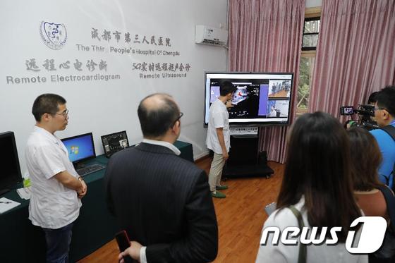 중국 청두시 제3인민병원에서 의사 조우홍이 원격의료에 대해 설명하는 모습. (화웨이 제공) © 뉴스1
