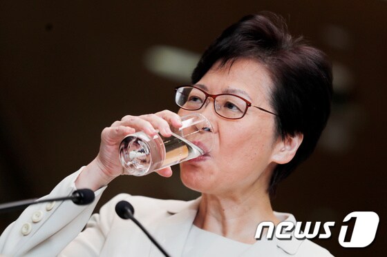 캐리 람 홍콩 행정장관이 5일 송환법 공식 철회를 발표하는 기자회견 중 물을 마시고 있다. © 로이터=뉴스1 © News1 