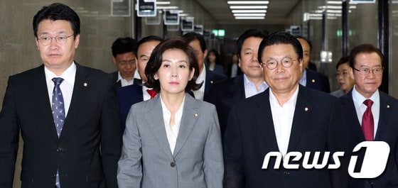 나경원 자유한국당 원내대표가 6일 서울 여의도 국회에서 열린 원내대책회의에 참석하고 있다. 나경원 원내대표는 