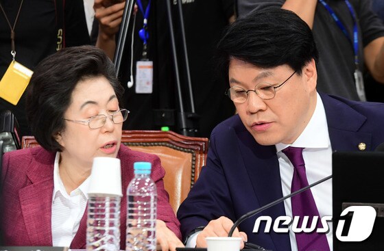자유한국당 장제원(오른쪽)·이은재 의원이 6일 서울 여의도 국회에서 열린 조국 법무부 장관 후보자 인사청문회에서 대화를 하고 있다. 2019.9.6/뉴스1 © News1 이종덕 기자