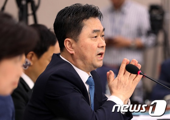 김종민 더불어민주당 의원이 6일 서울 여의도 국회에서 열린 조국 법무부장관 후보자 청문회에서 질의하고 있다. 김 의원은 이날 