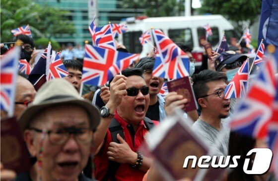 홍콩인들이 홍콩 주재 영국 영사관 앞으로 몰려가 홍콩인의 영국 영주를 허용하라는 시위를 벌이고 있다. © AFP=뉴스1