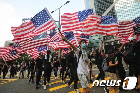 8일 홍콩 시위대가 성조기를 들고 가두행진을 펼치고 있다. © AFP=뉴스1