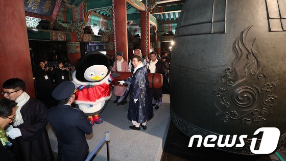1일 새벽 서울 종로구 보신각에서 열린 제야의 종 타종 행사에서 의 펭수가 인사하고 있다. 2020.1.1/뉴스1 © News1 사진공동취재단