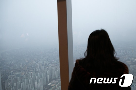  도심이 흐린 날씨를 보이고 있다.  /뉴스1 © News1 이승배 기자