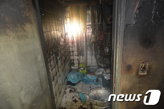  9일 오후 11시 27분께 천안시 동남구의 한 다세대주택에서 불이 나 아버지와 아들이 숨졌다.(천안동남소방서 제공)© 뉴스1