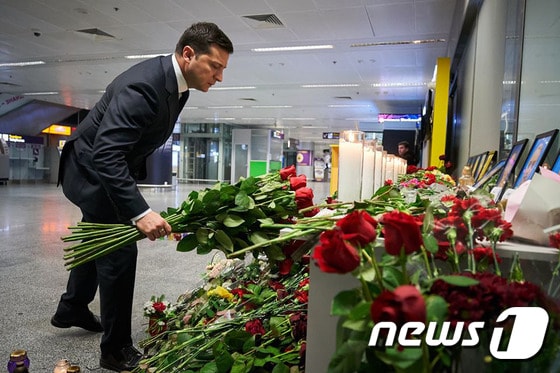 볼로디미르 젤렌스키 우크라이나 대통령이 9일(현지시간) 키예프 외곽 보리스필 국제공항에 마련된 우크라이나 항공 여객기 추락사고 사망 승무원들의 빈소를 방문해 헌화를 하고 있다. © AFP=뉴스1 © News1 우동명 기자