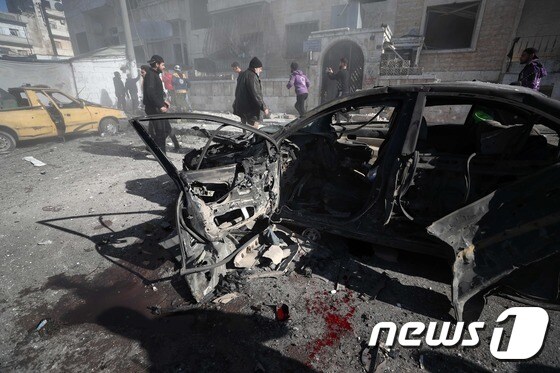 11일 시리아 이들리브주에서 발생한 정부군 공습으로 불탄 자동차의 모습. © AFP=뉴스1